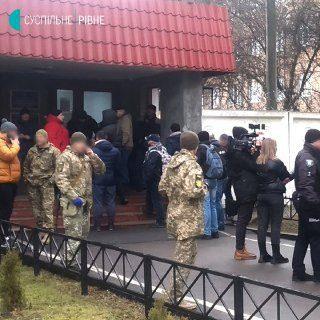 Жителі Рівненщини вишикувалися до військоматів