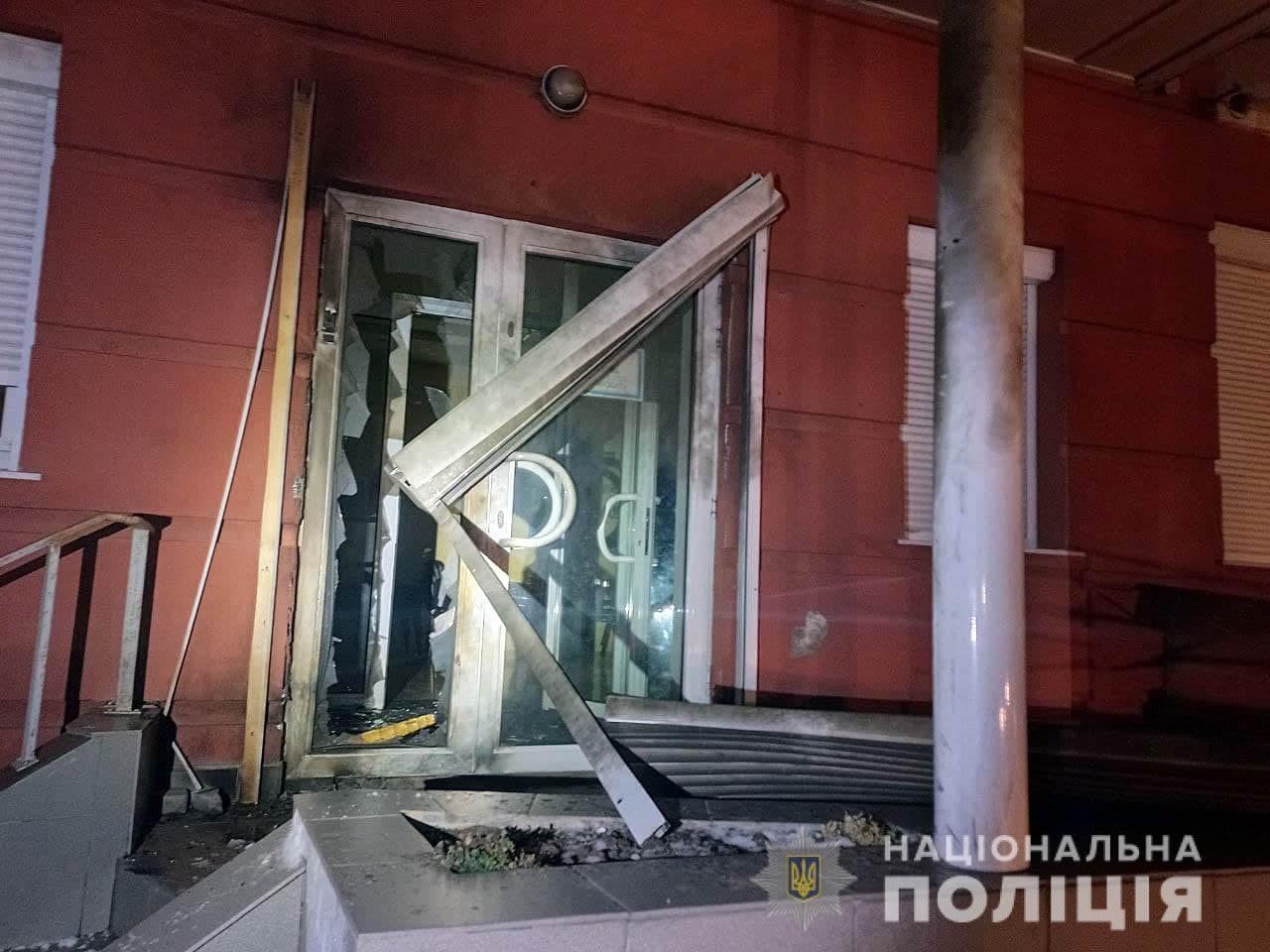 Поліцейські Рівного встановлюють осіб, причетних до вибуху в бізнес-центрі