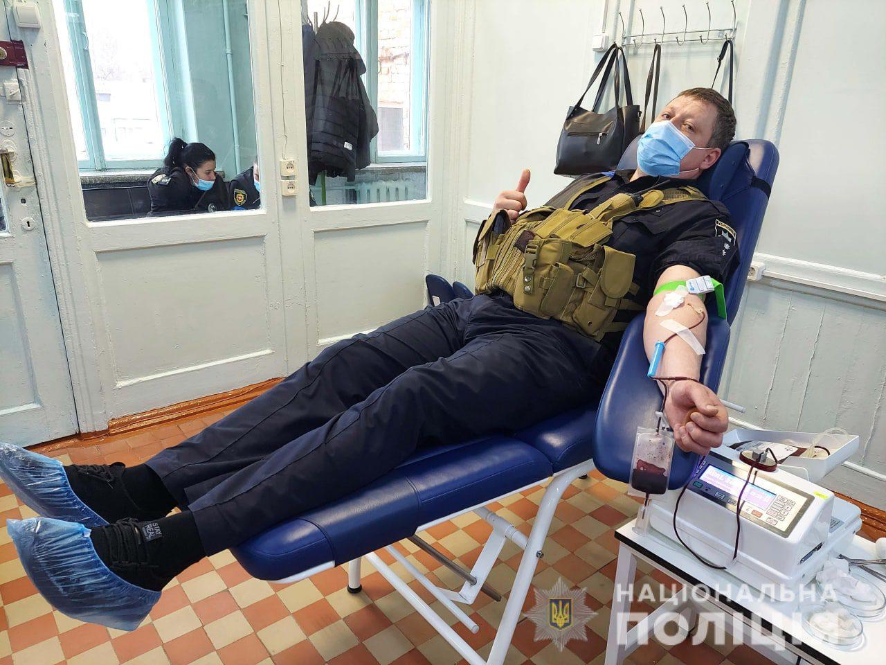 Рівненські поліцейські вкорте стали донорами крові 