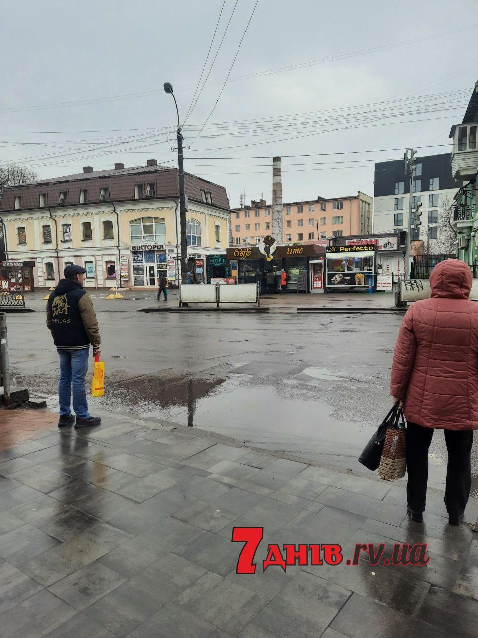 У центрі Рівного не працює світлофор