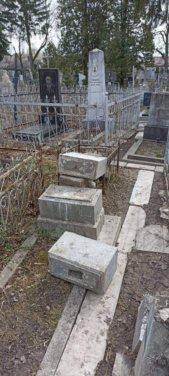 У Рівному на одному із кладовищ вандали понищили надгробні плити