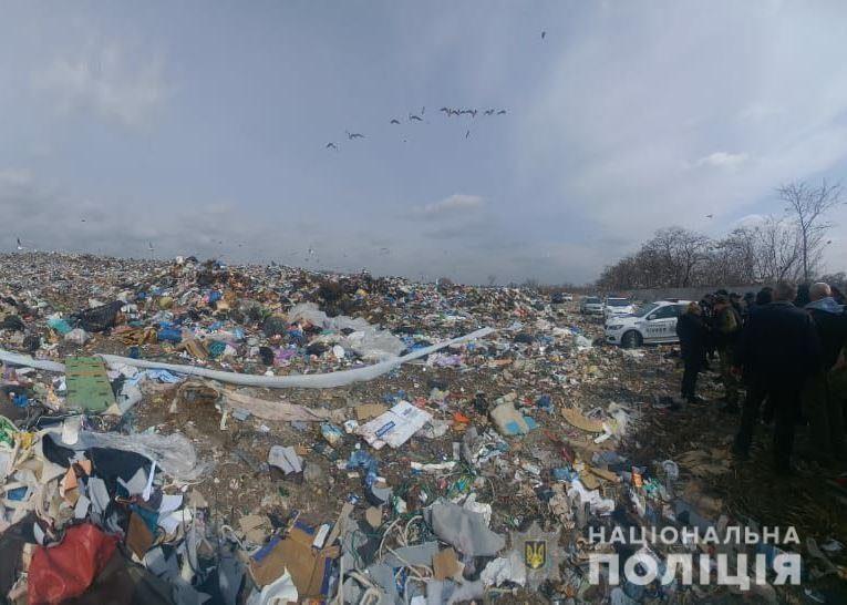 Убив і викинув тіло у сміттєвий бак: у Рівному поліцейські розкрили зухвалий злочин (Відео)
