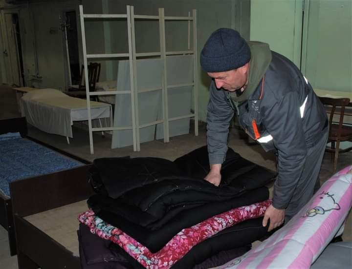 Сховище Рівненського пологового будинку укомплектували спальними місцями