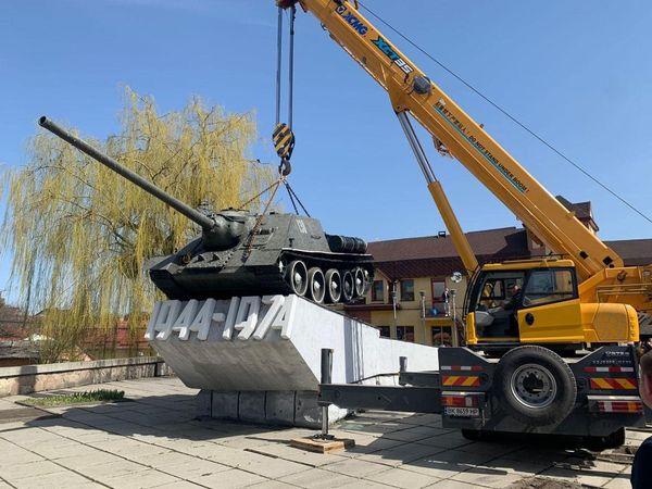У Рівному демонтували монумент із радянським танком