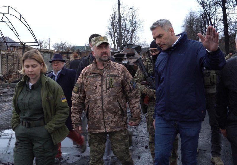 У Бучі на місці вуличних боїв побував Федеральний канцлер Австрії