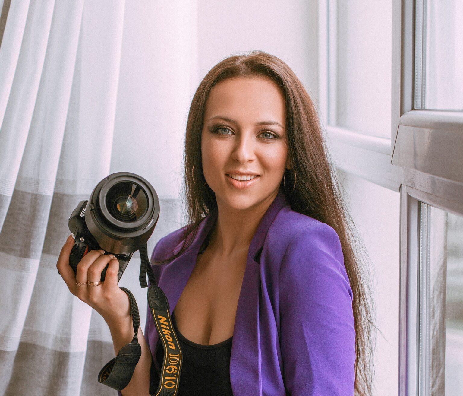 Фотомайстриня знімає репортаж воєнного міста Рівне