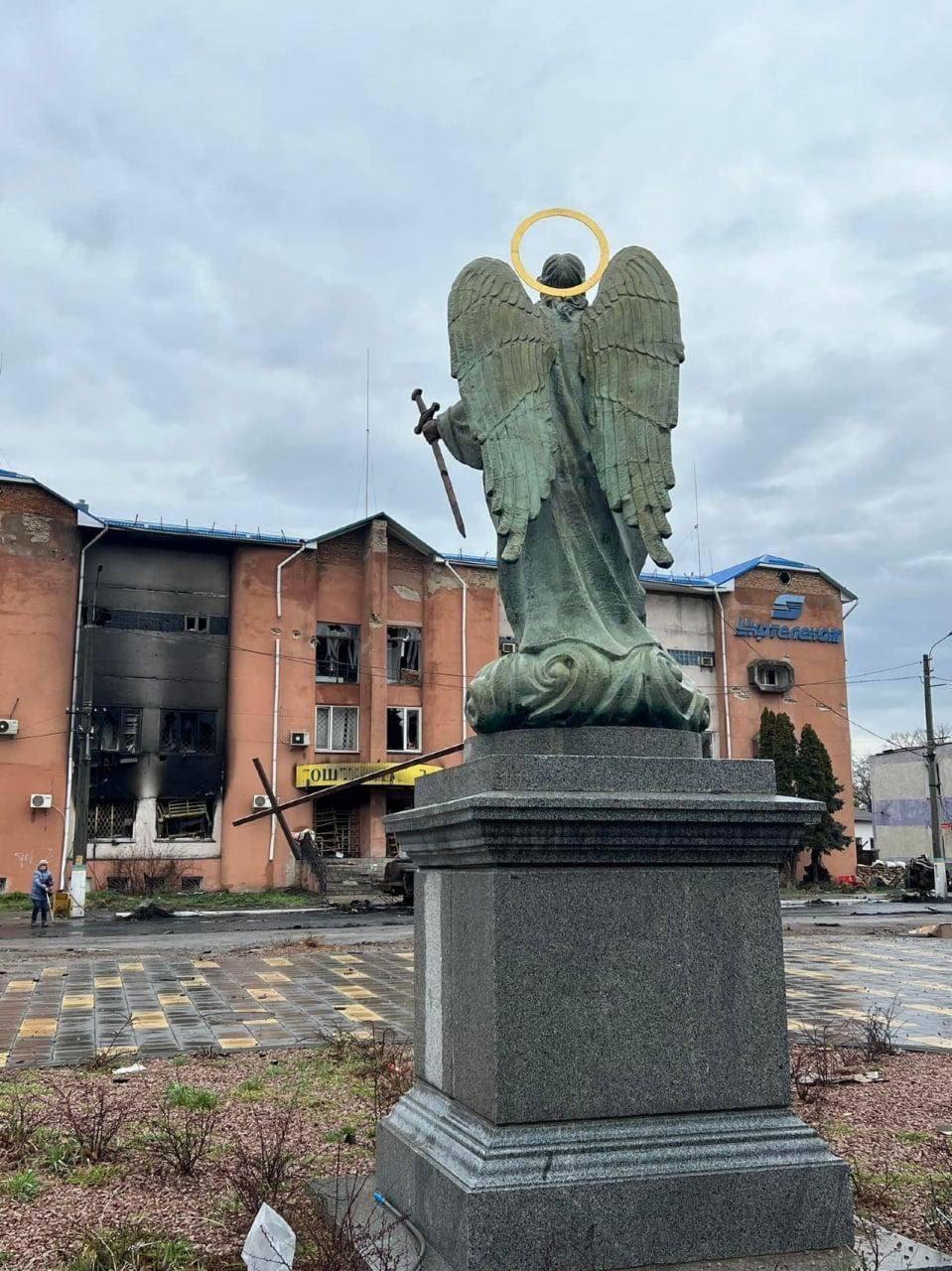 На площі у Бородянці дивом уцілів пам’ятник архангелу Михаїлу На площі у Бородянці дивом уцілів пам’ятник архангелу Михаїлу