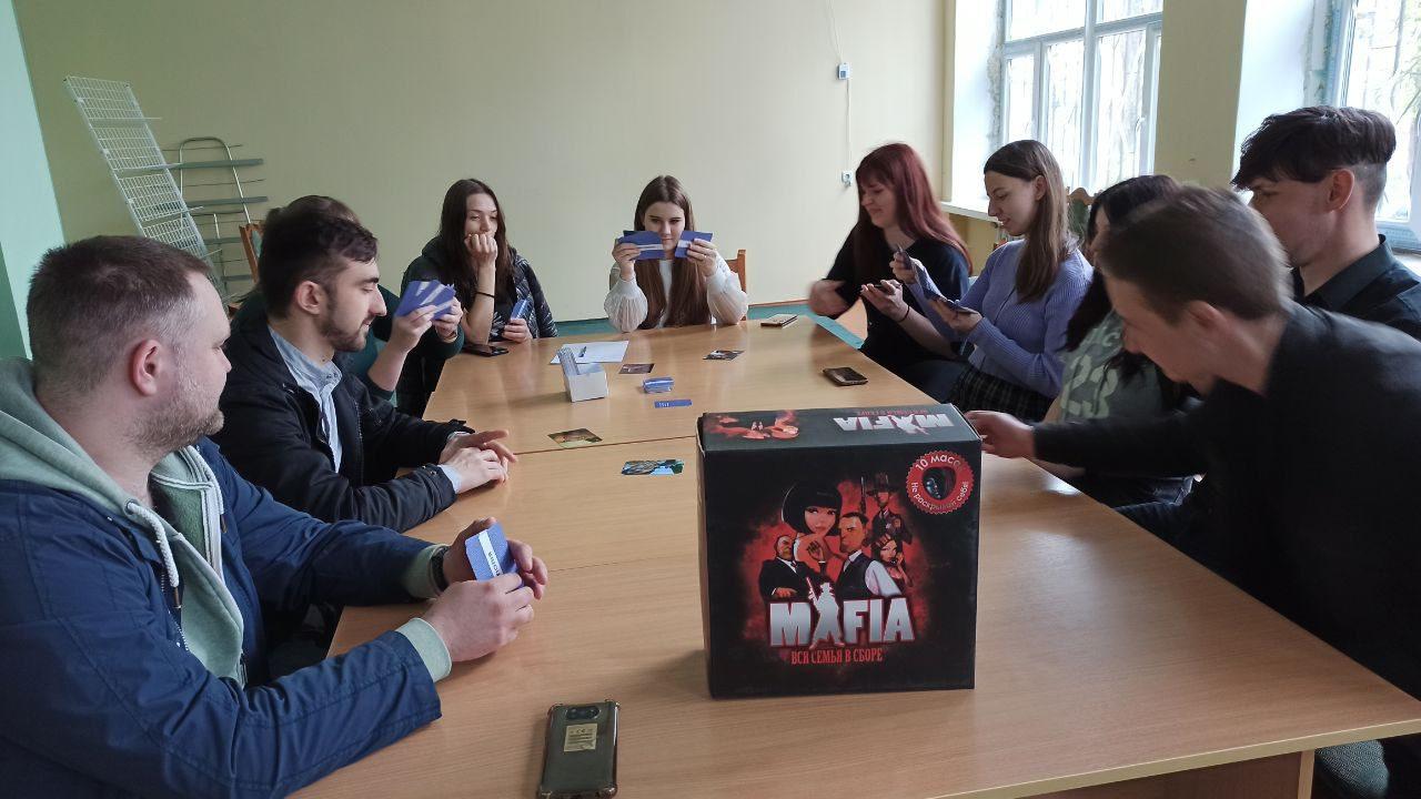 У Рівному в бібліотеці молодь грала у настільні ігри У Рівному в бібліотеці молодь грала у настільні ігри