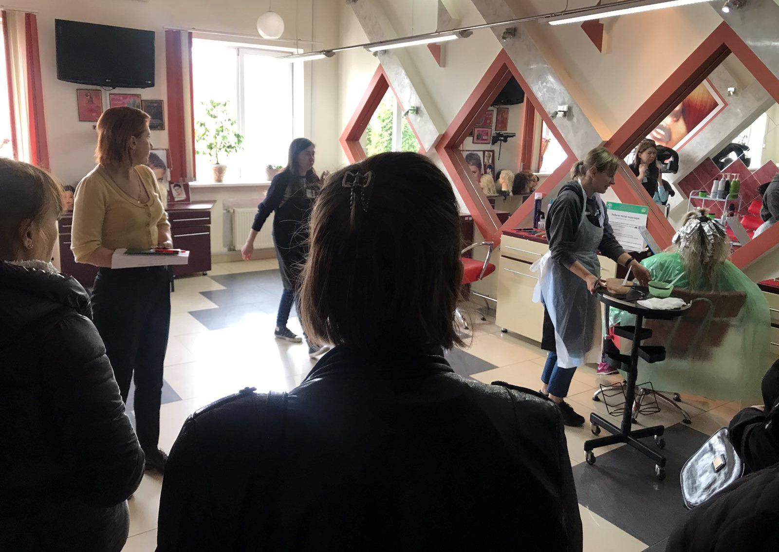 У Рівному безробітні опановуватимуть фах манікюрника і перукаря