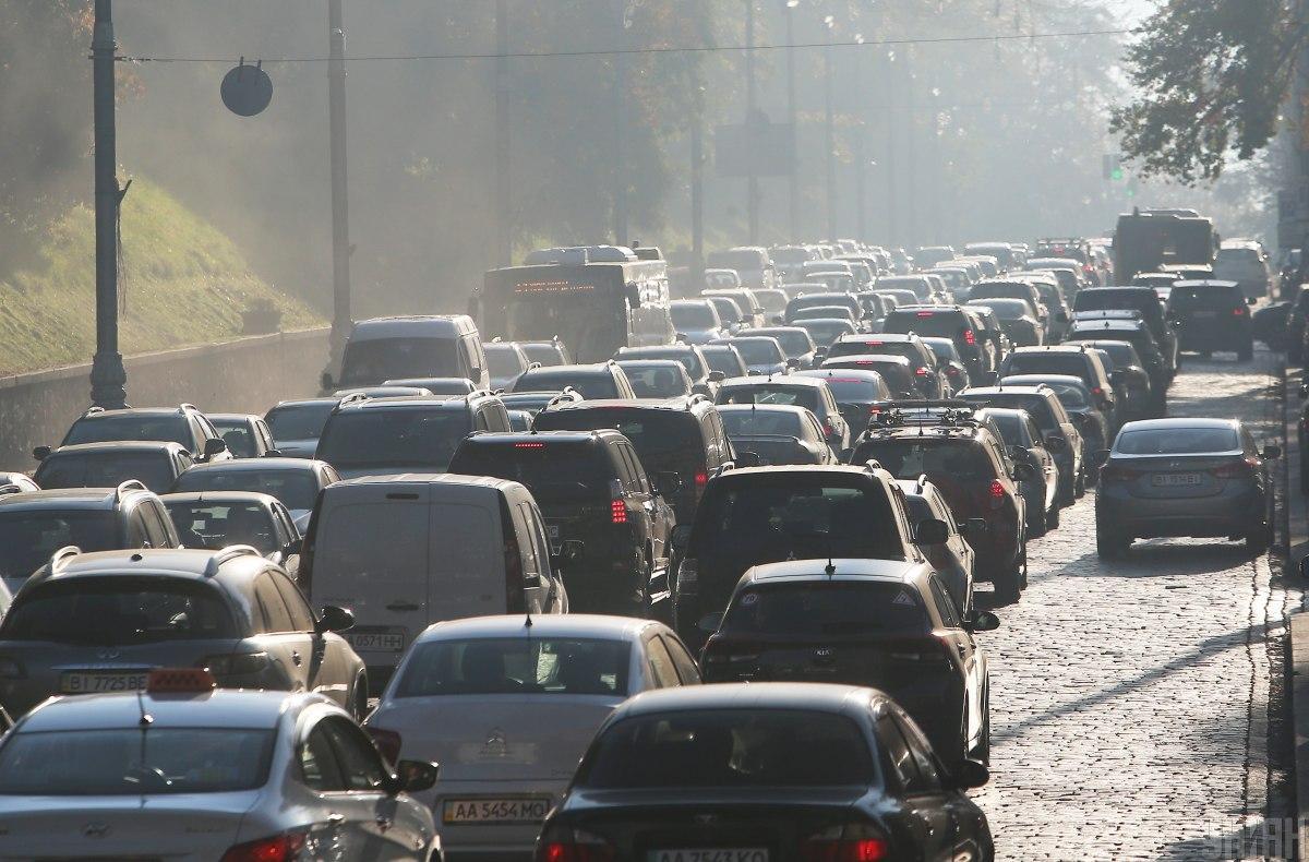 Кілометрові затори на вʼїзді до Києва заважають надзвичайникам та військовим (ВІДЕО)