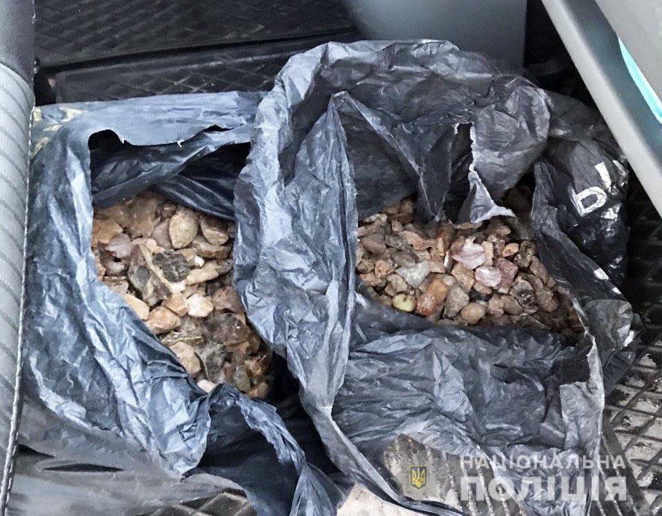 Майже 20 кілограмів бурштину-сирцю вилучили поліцейські у Сарнах
