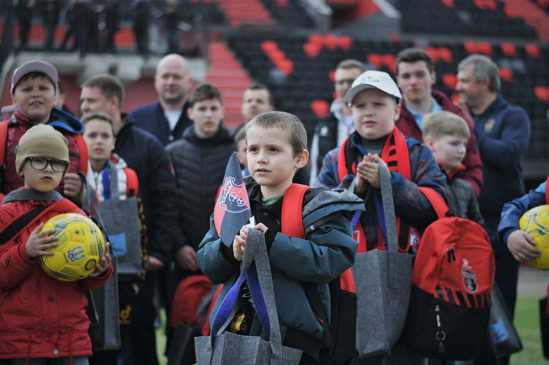 Діти-переселенці гратимуть у футбол в ДЮСШ “Верес”