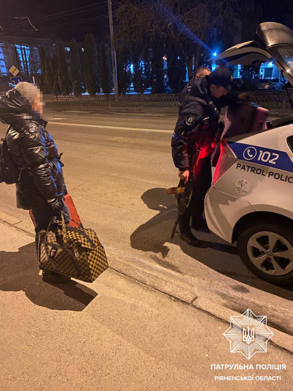 Патрульні Рівного доставили жінку додому Патрульні Рівного доставили жінку додому