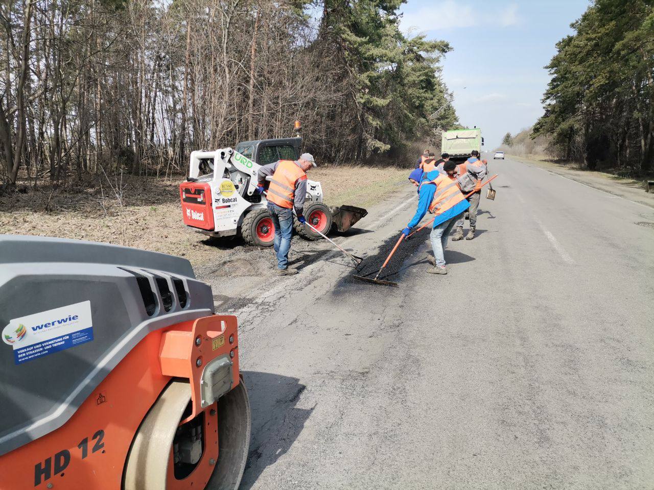 На Рівненщині триває ямковий ремонт доріг міжнародного та національного значення
