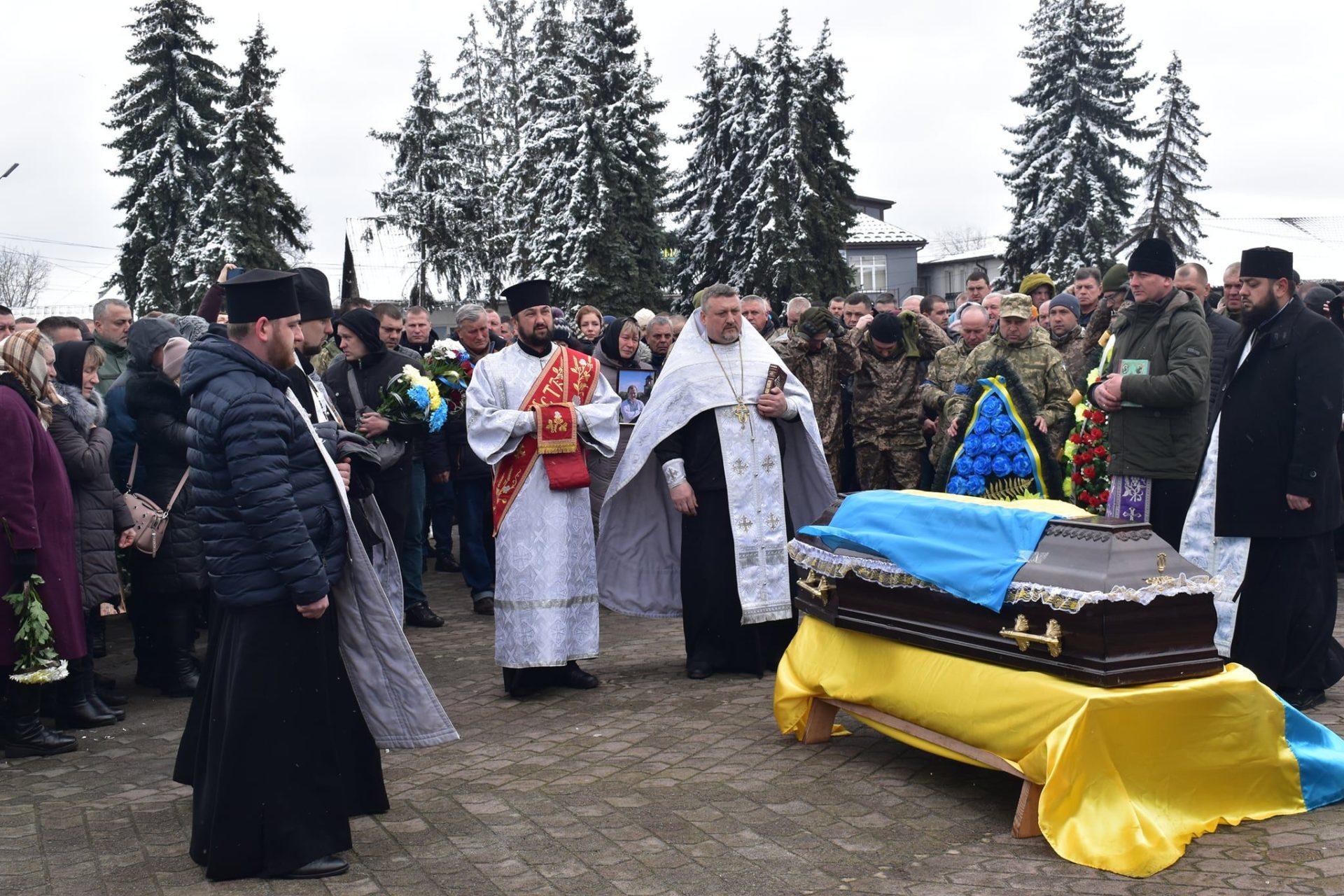 Дубно прощалося зі своїм героєм навколішках
