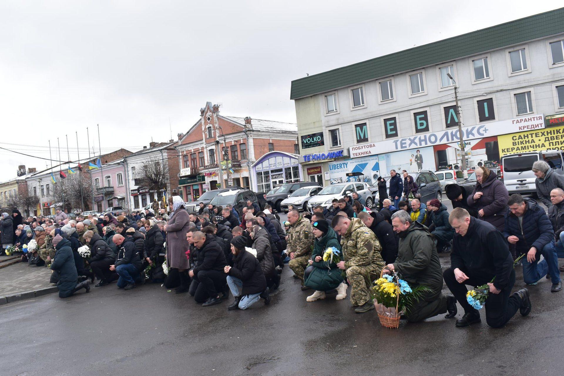 Дубно прощалося зі своїм героєм навколішках