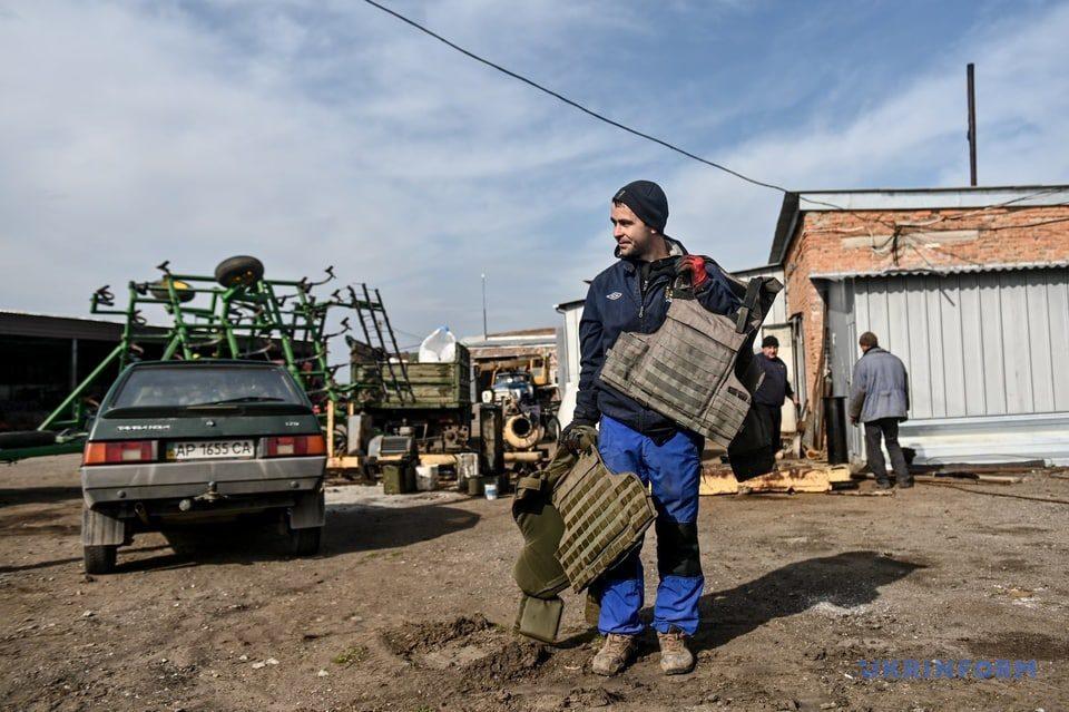 Українські фермери в бронежилетах розпочали посівну
