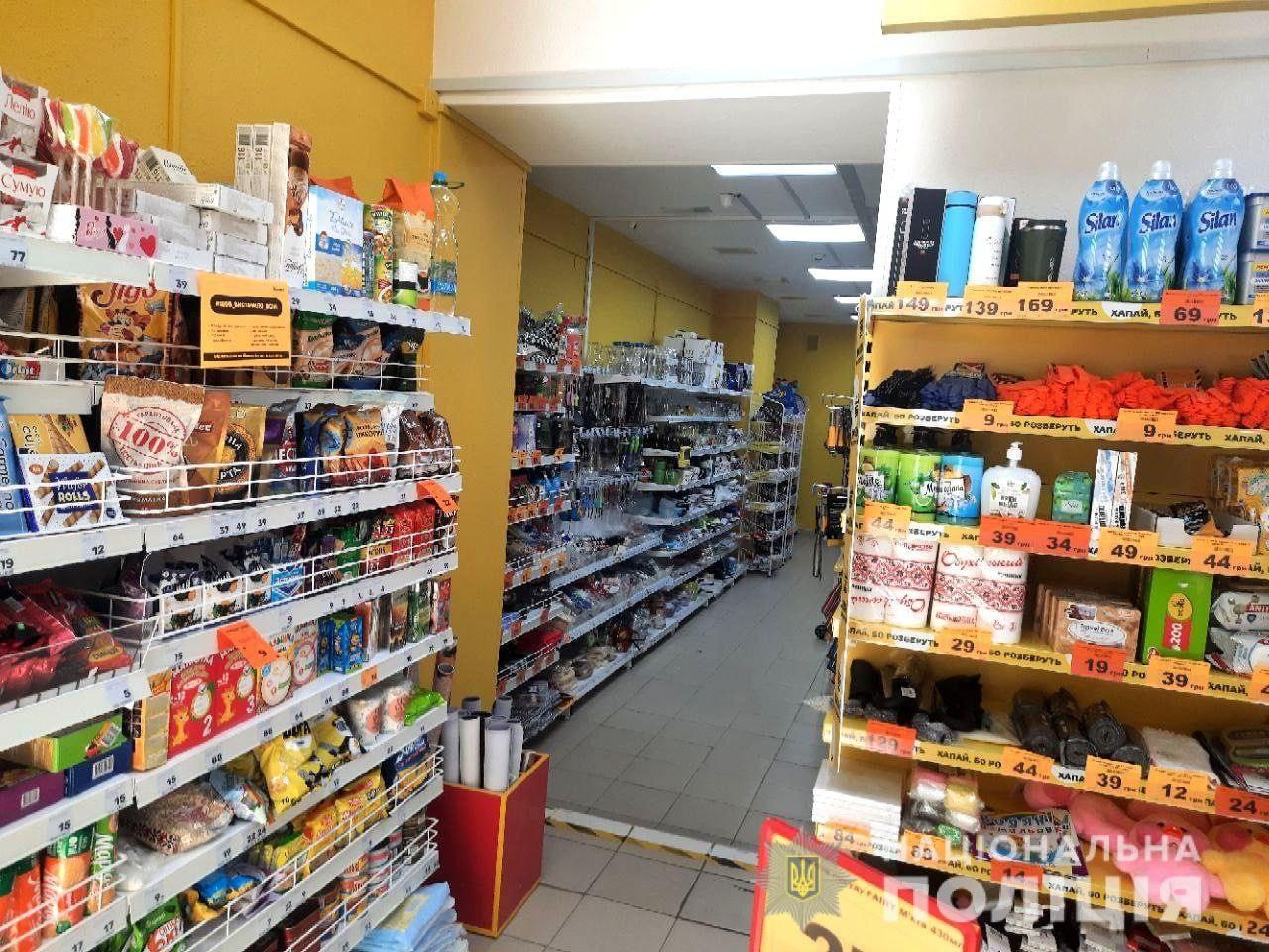 У Рівному слідчі повідомили рівнянину про підозру у вчиненні двох грабежів та чотирьох крадіжок із магазинів