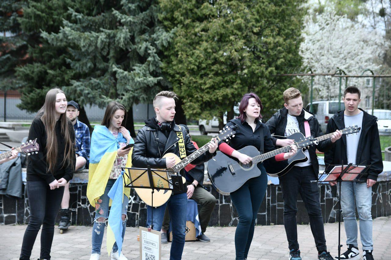 У Рівному молоді митці влаштували  концерт просто неба