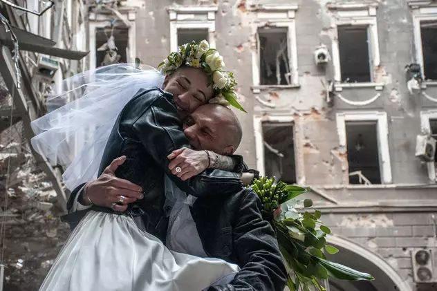 Весілля в руїнах Харкова. В укритті одружилися медсестра і лікар Весілля в руїнах Харкова. В укритті одружилися медсестра і лікар