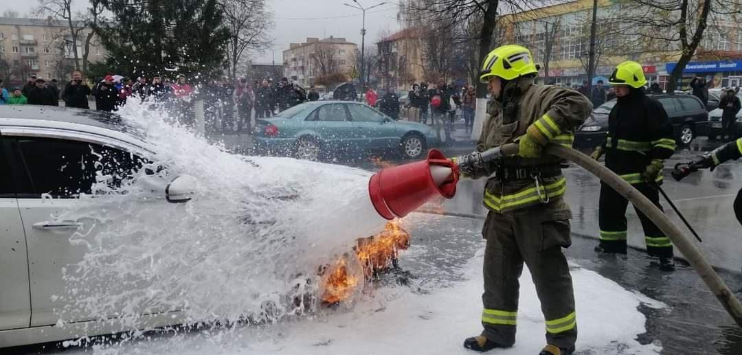 На Рівненщині вогнеборці врятували від знищення вогнем легковий автомобіль