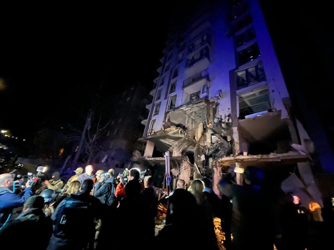 Десять людей постраждали внаслідок ракетного удару по Києву