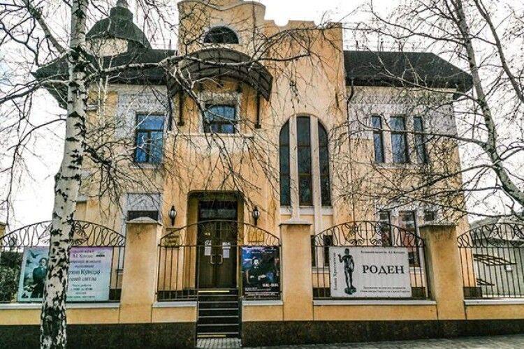 Російська армія розграбовує музеї Маріуполя та вивозить унікальні експонати мистецтв