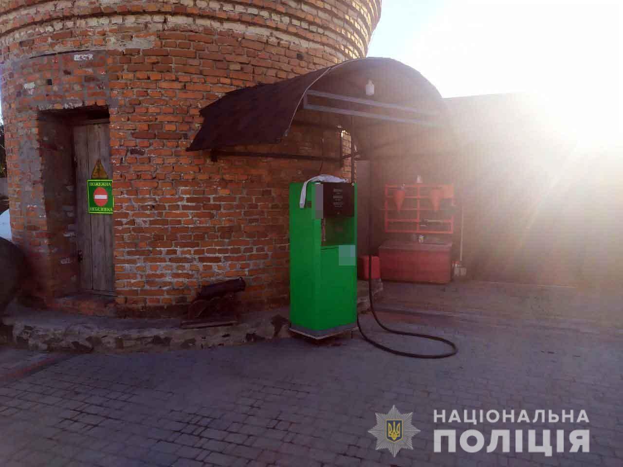 На Рівненщині поліцейські припинили незаконну діяльність АЗС і вилучили бензовоз із дизпаливом