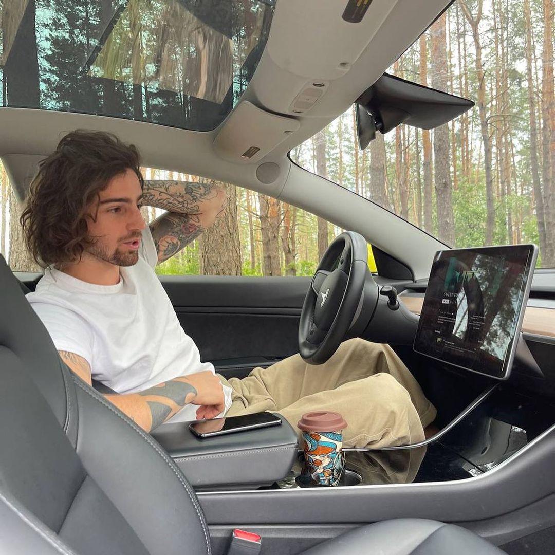 Володимир Дантес віддав свій автомобіль Tesla волонтерам