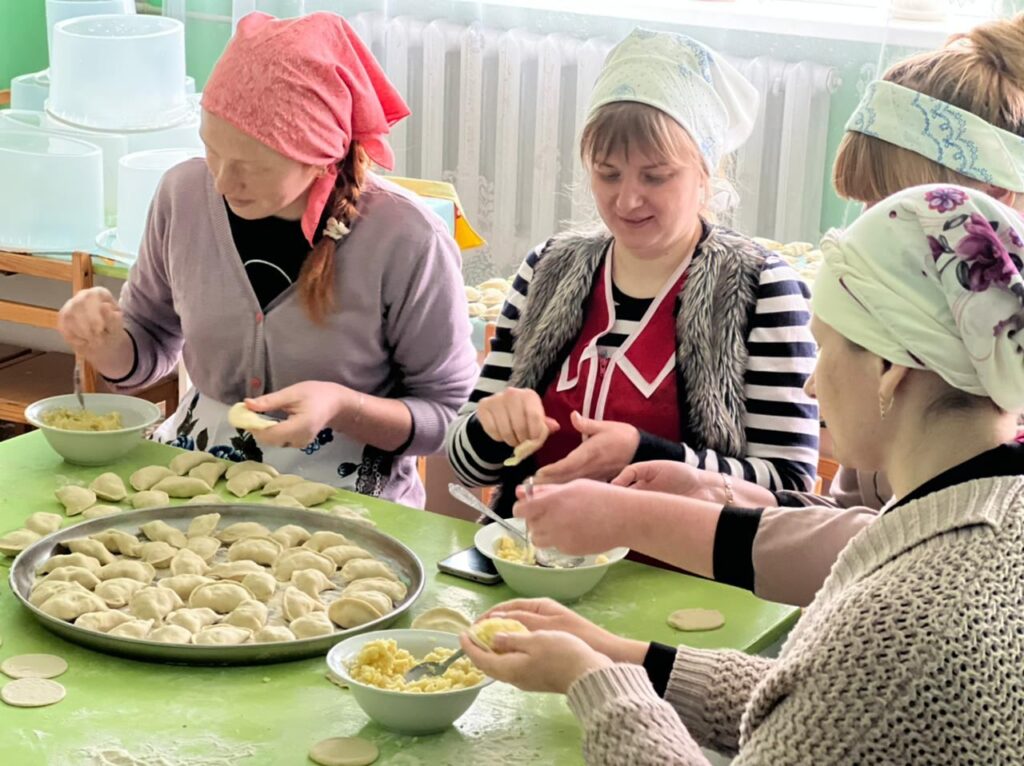 освітяни ліплять вареники