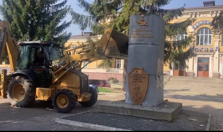 У Здолбунові демонтували пам’ятник Приходьку (Відео) У Здолбунові демонтували пам’ятник Приходьку (Відео)