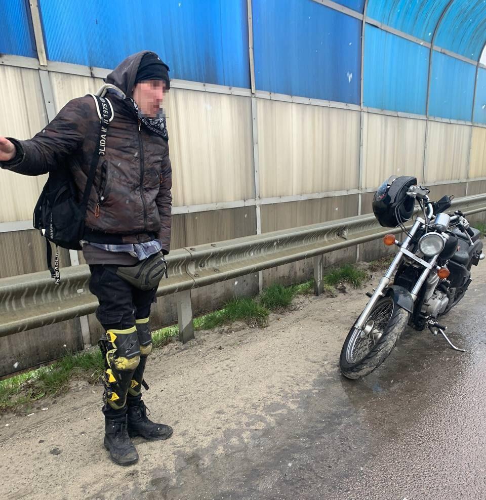 Полійцейські Рівного допомогли мотоциклісту з Харькова