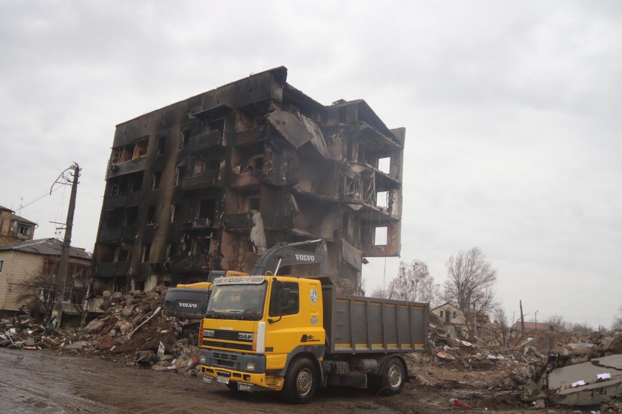Рятувальники продовжують розбирати руїни на Київщині (фото)
