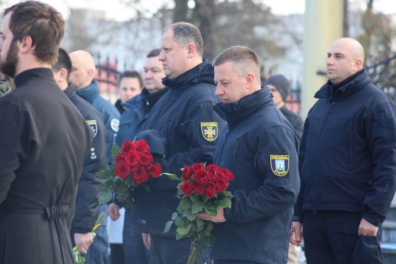 У Рівному до меморіалу Героїв Небесної сотні та АТО поклали квіти