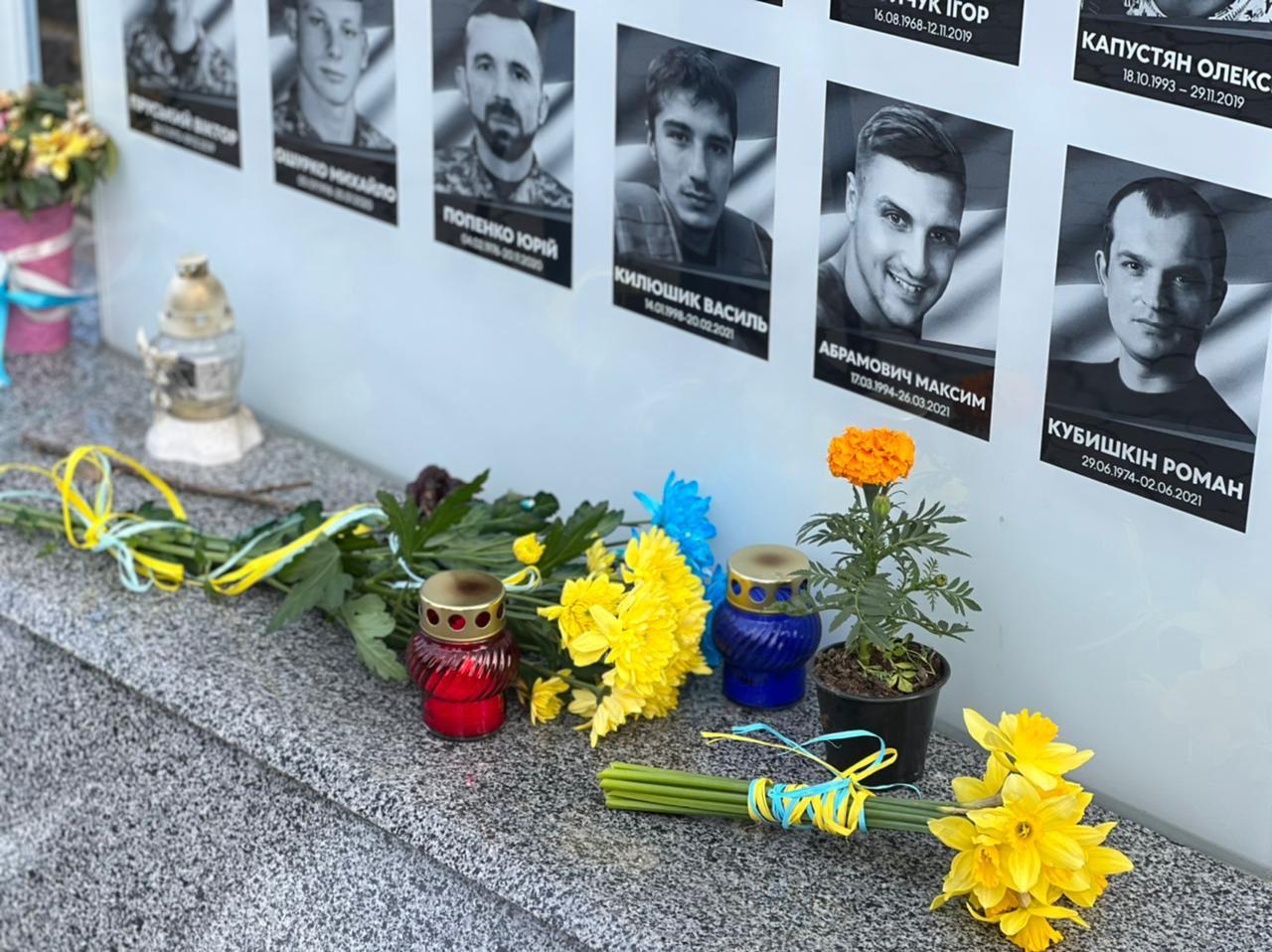 У Рівному вшанували тих, хто загинув у війні на сході України за останні 8 років (фото)