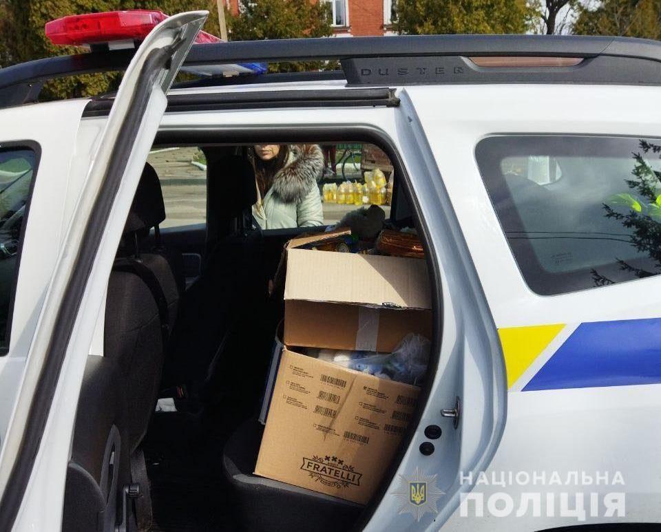 На Рівненщині поліцейські офіцери і громада згуртовано допомагають родинам з Краматорська На Рівненщині поліцейські офіцери і громада згуртовано допомагають родинам з Краматорська