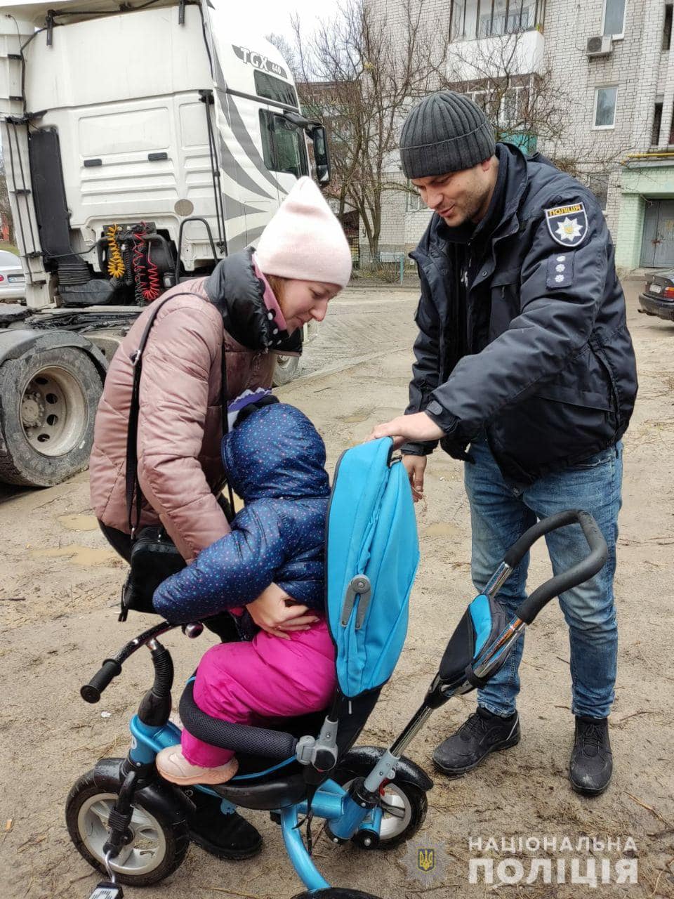 Поліція у справах неповнолітніх Рівненщини передала допомогу чернігівським дітям