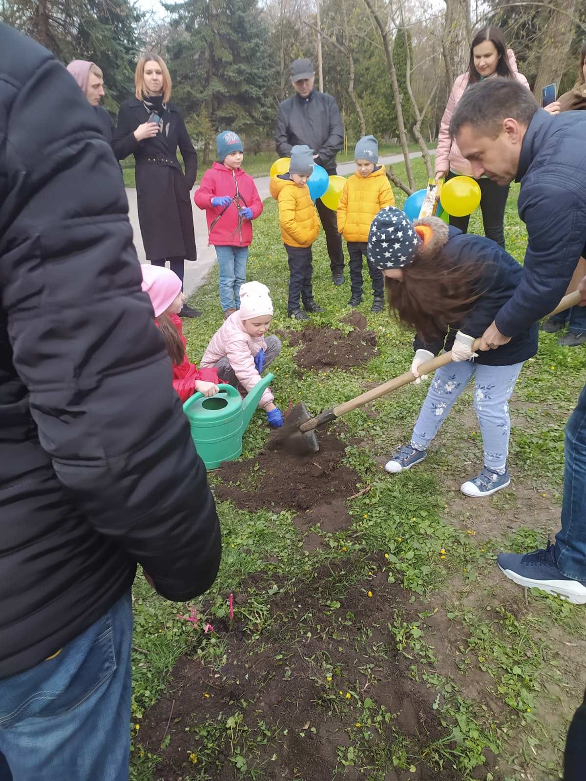 Другокласники висадили троянди у парку Рівного (Фотофакт)