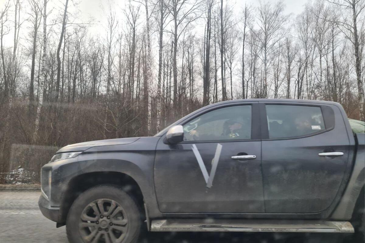 Російські окупанти вивозять із Білорусі вкрадені в українців машини