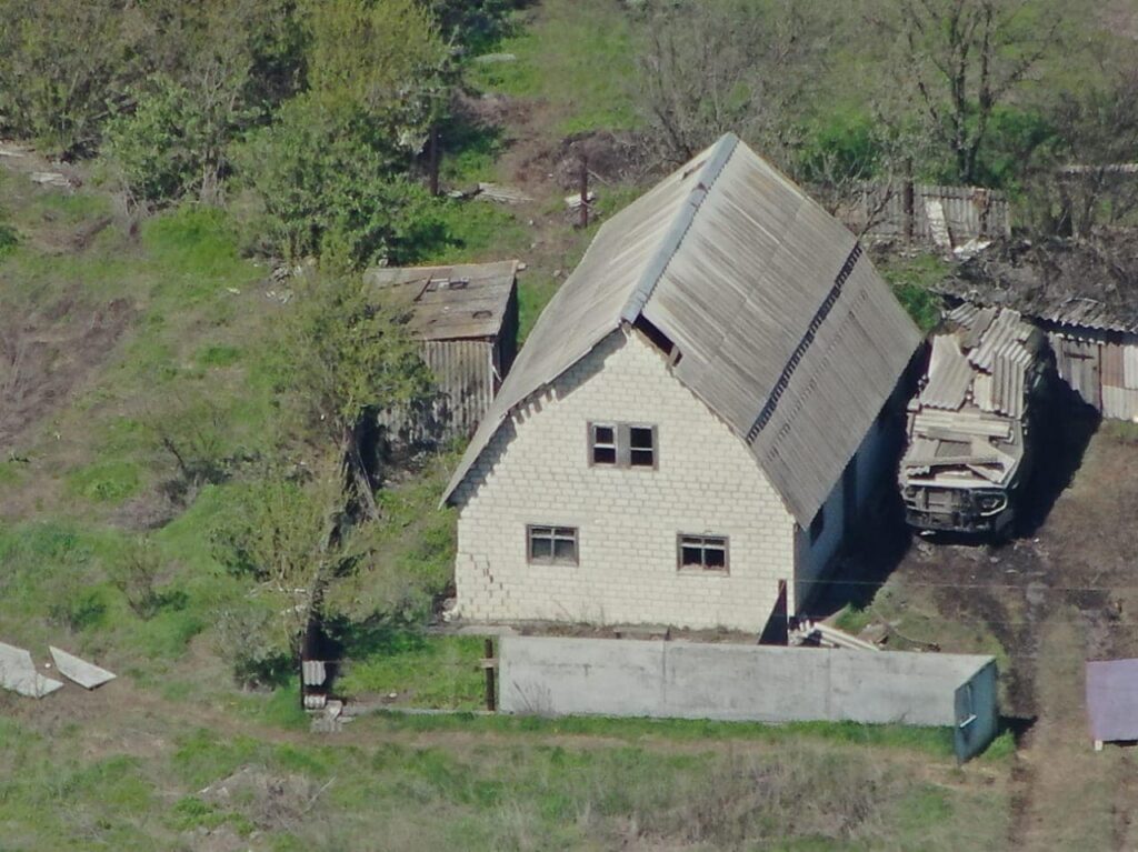 російські фашисти ховають техніку в дворах