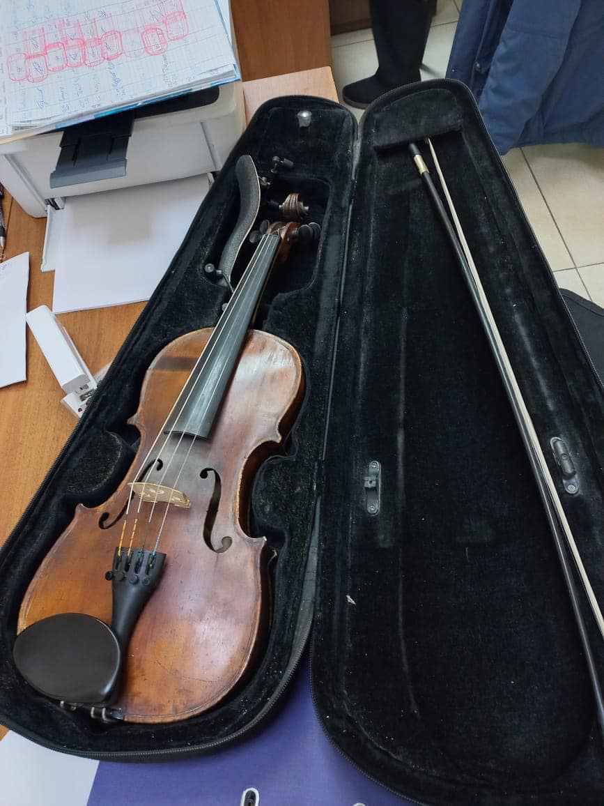 Українка намагалася вивезти з країни скрипку 1812 року Українка намагалася вивезти з країни скрипку 1812 року