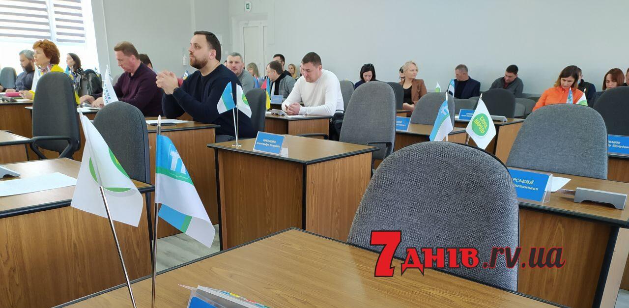 Депутати Рівного зібрались на позачергову сесію