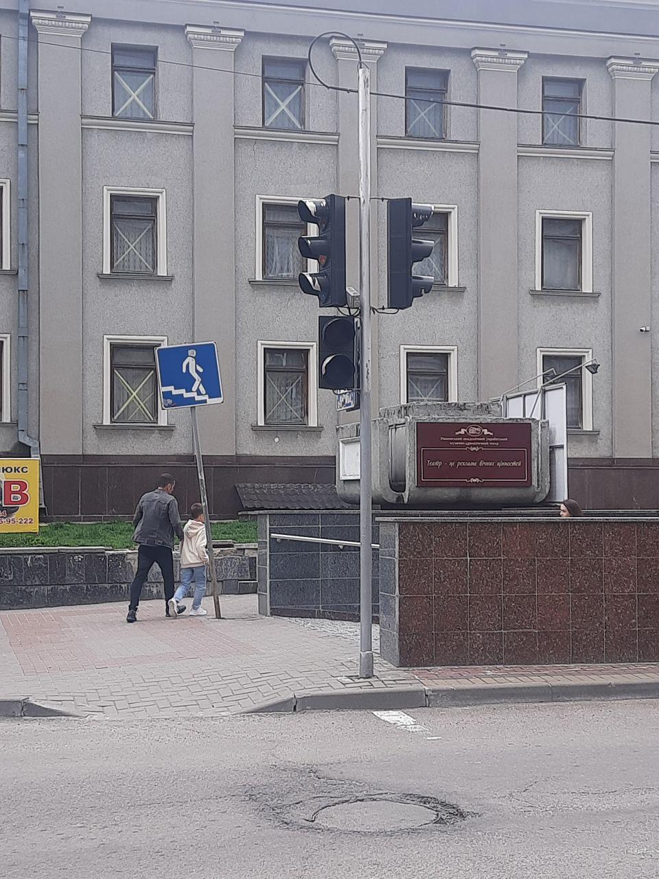 У Рівному перестав працювати світлофор (Фотофакт)