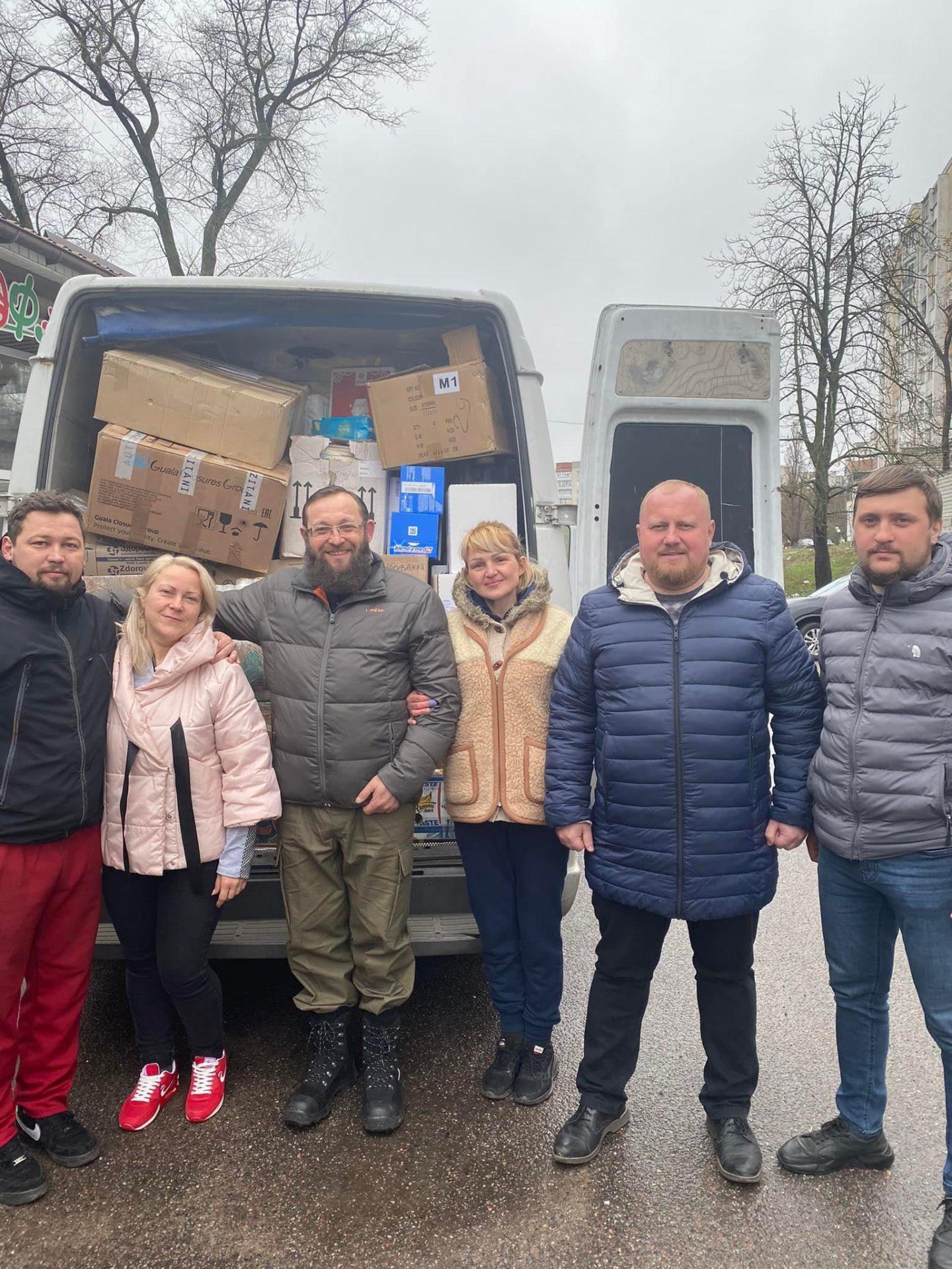 З Рівного до Чернігова доставили великодні паски та гостинці