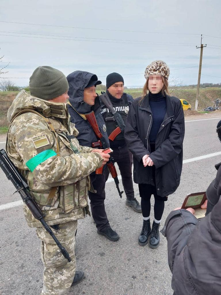 Українець у жіночому одязі намагався виїхати до Молдови