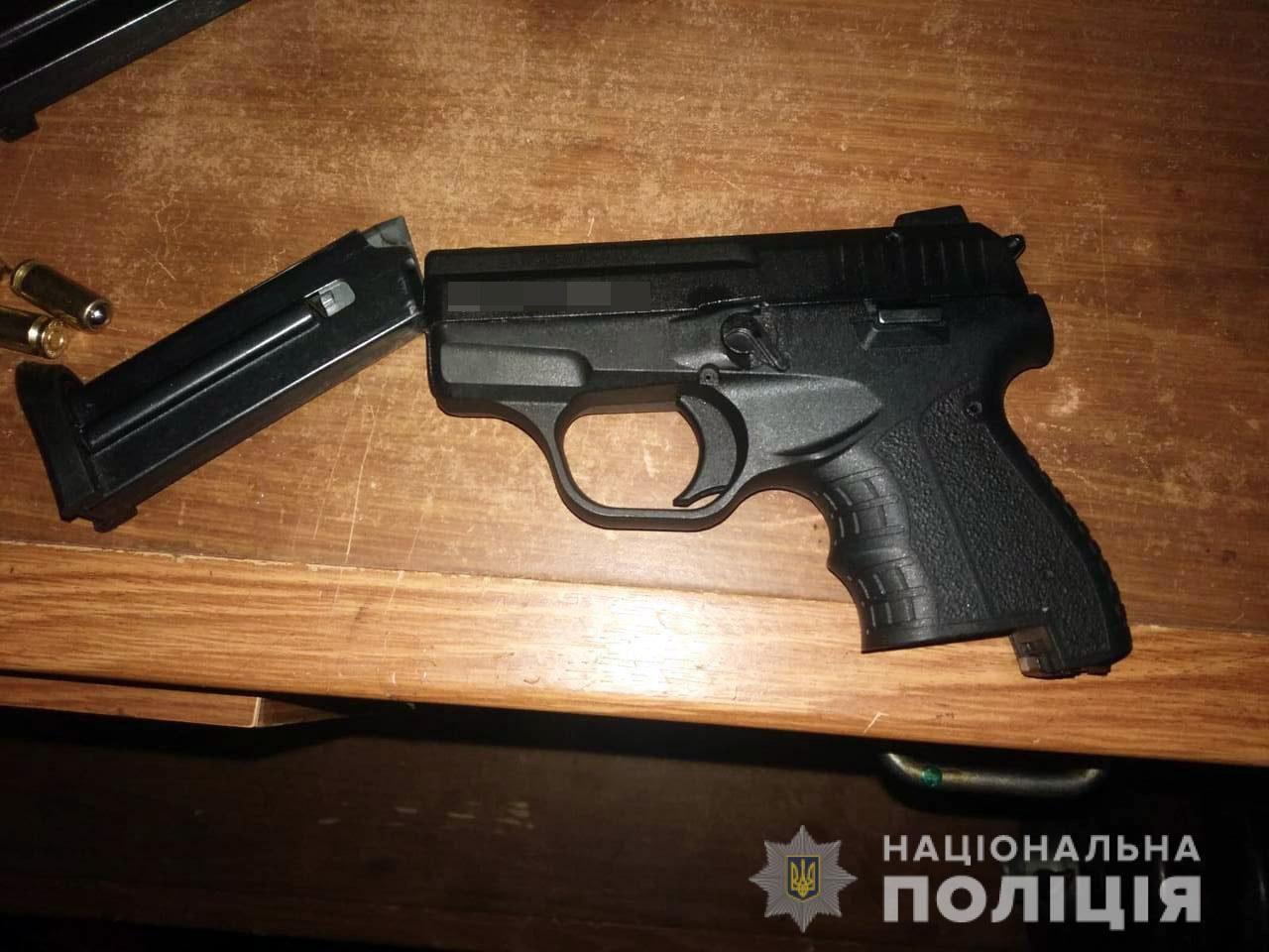У жителя Вараша поліцейські вилучили два пістолети, револьвер і бурштин