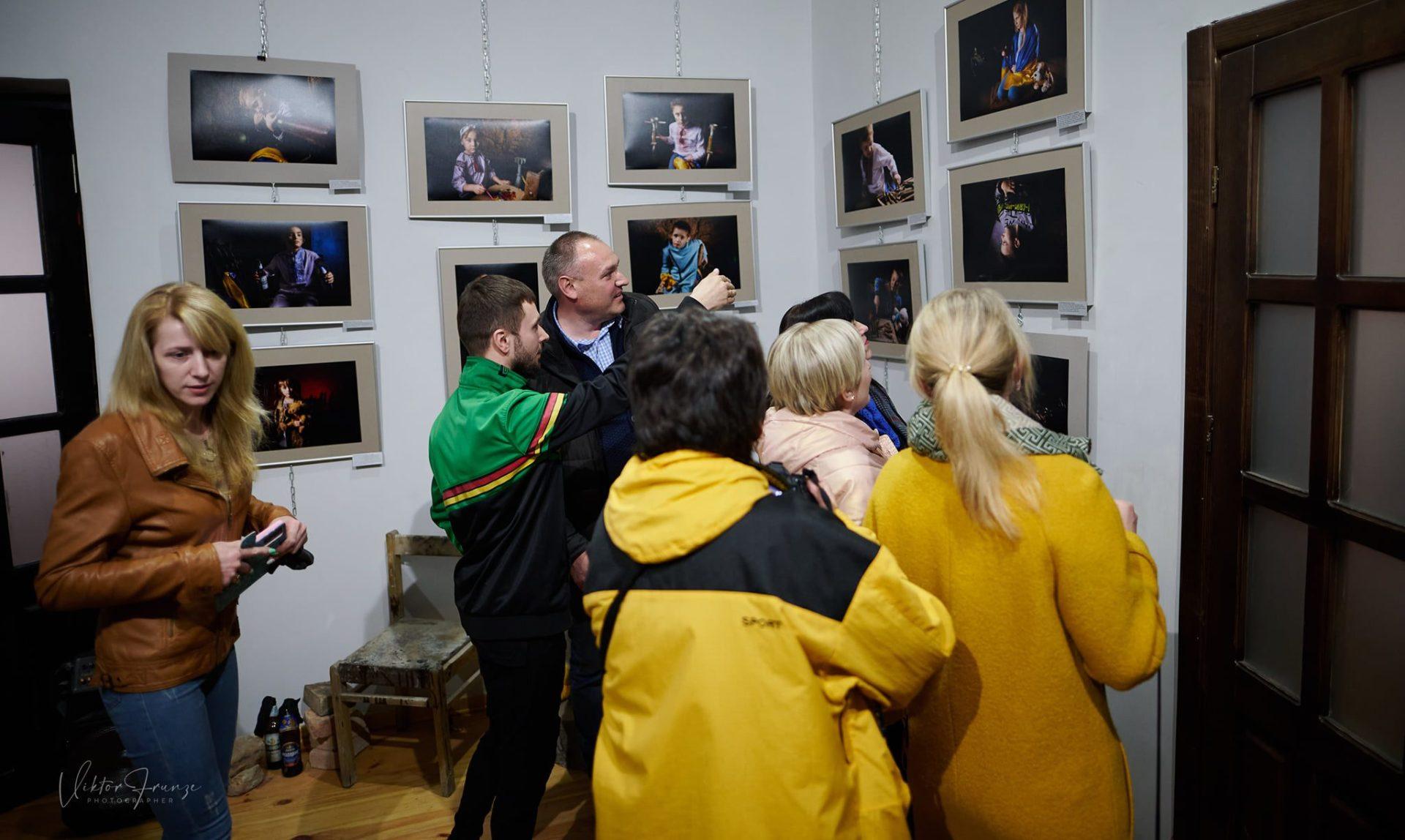У Здолбунові київський фотограф-переселенець втілив фото-проект “Діти Війни”