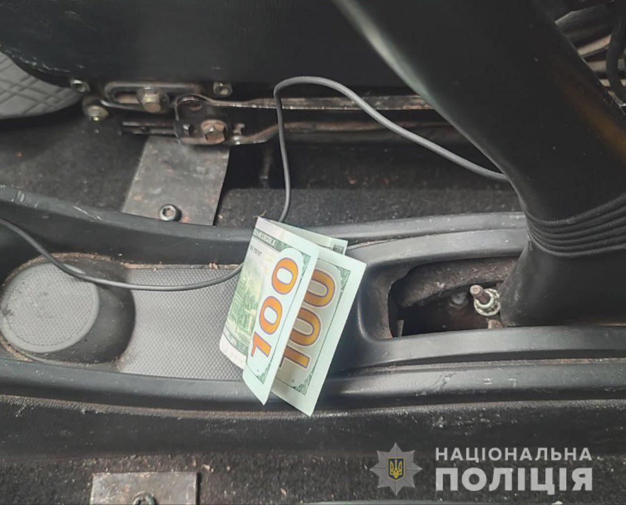 200 доларів США за ухилення від відповідальності: поліцейські задокументували чергову спробу надання хабара