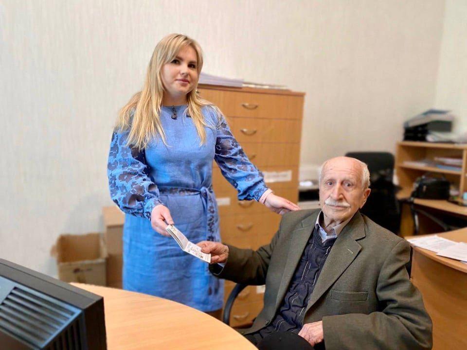 95-річний мешканець Рівненщини прийшов до міграційної служби за закордонним паспортом 95-річний мешканець Рівненщини прийшов до міграційної служби за закордонним паспортом