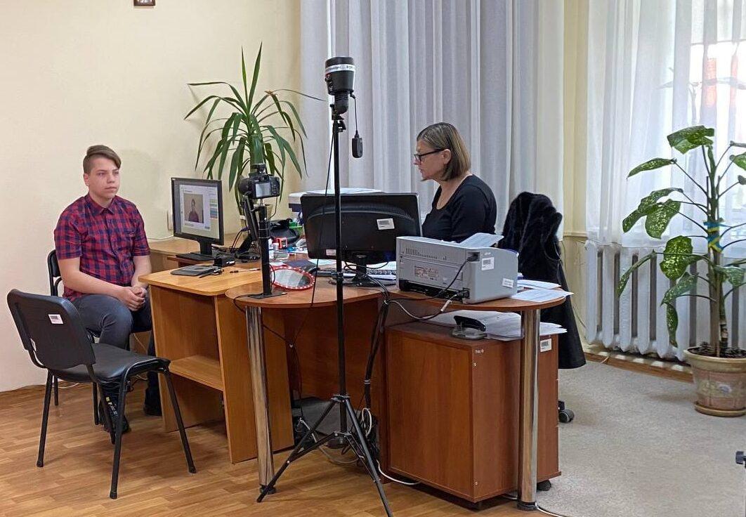 Рівняни можуть одночасно оформити ID- картку та паспорта для виїзду за кордон